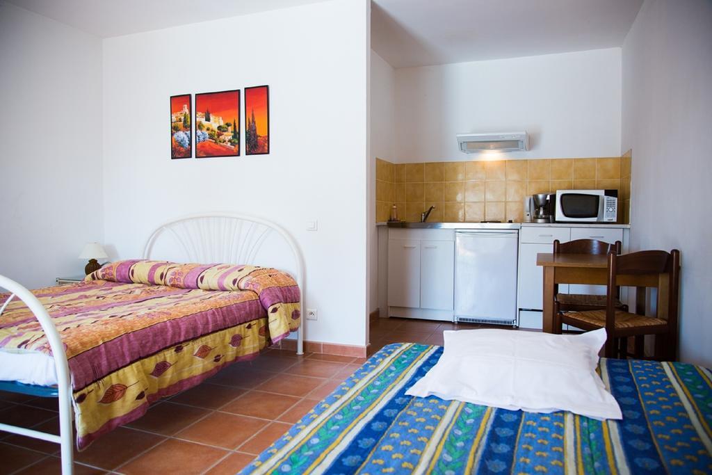 Appartements " Le Clos De La Cerisaie" Castillon-du-Gard Exterior photo