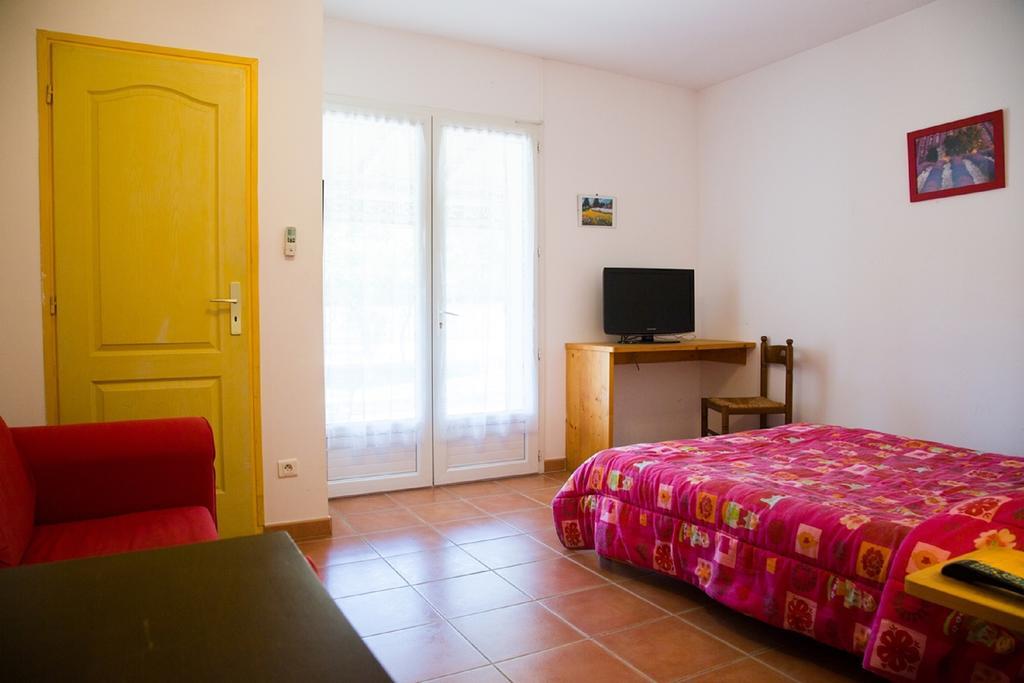 Appartements " Le Clos De La Cerisaie" Castillon-du-Gard Exterior photo