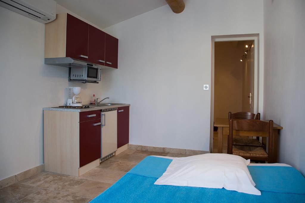 Appartements " Le Clos De La Cerisaie" Castillon-du-Gard Exterior photo