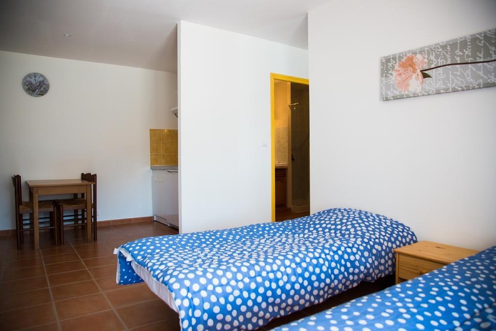 Appartements " Le Clos De La Cerisaie" Castillon-du-Gard Exterior photo
