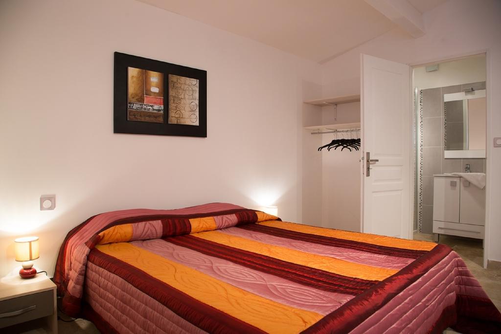 Appartements " Le Clos De La Cerisaie" Castillon-du-Gard Exterior photo